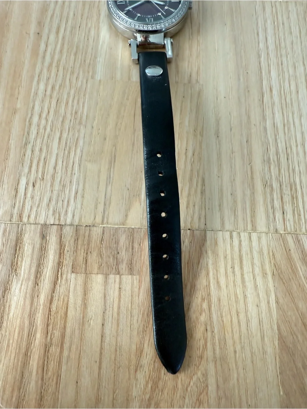 Christian Van Sant ladies mother of pearl silver tone watch NEW BATTERY